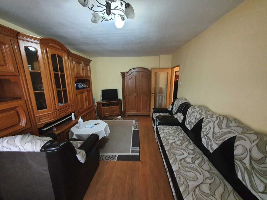 Vând apartament decomandat, 2 camere, situat pe Bulevardul Republicii nr. 1, Zona Nord, chiar lângă Spitalul Județean