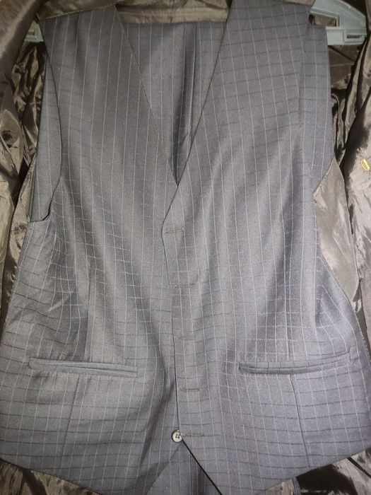 Продам костюм новый 48р.