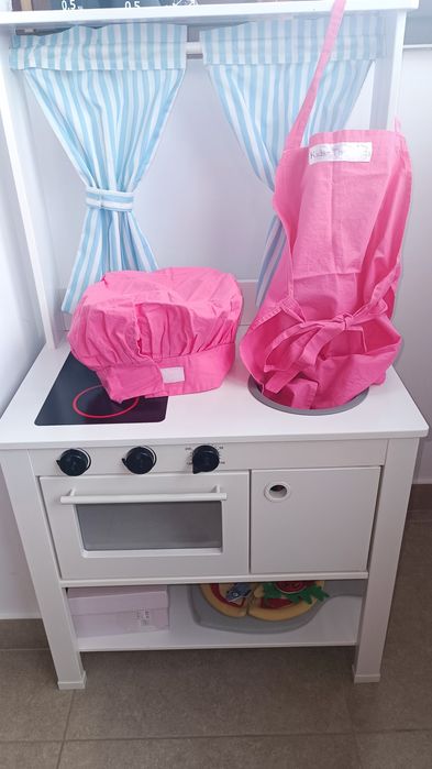 Bucătărie din lemn cu tăblița de scris/colorat cu creta; Jucarie copii 3-8 ani, foarte rezistenta, cu accesorii și costum de bucatar