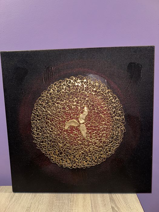 Tablou abstract modern texturat, realizat pe pânză canvas, cu relief și accente aurii.