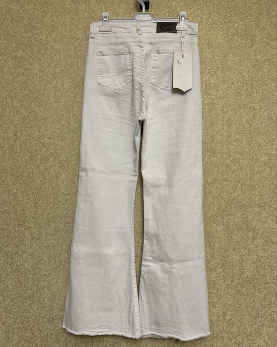 Рубашка и белые джинсы