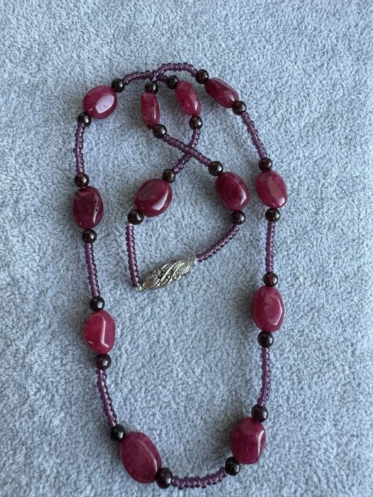 Colier confectionat din rubin, granate si inchizatoare argint