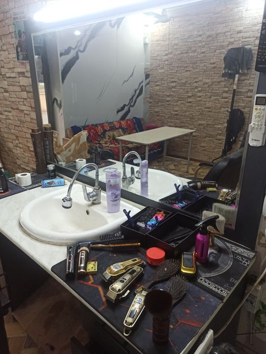 Barberlar uchun eng zor stol va rasiski oyna holati juda ham zor