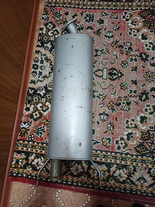 Продам  резонатор  тоиота раф4