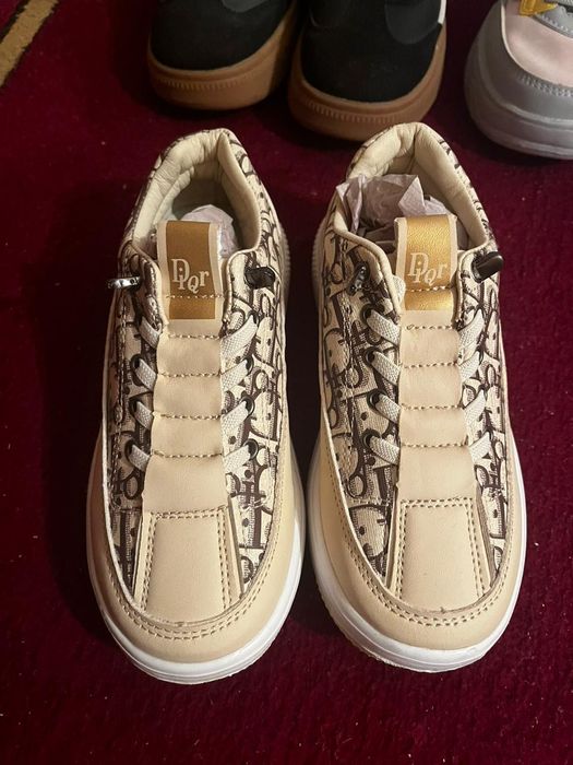 Аяқ киімдер сатылады