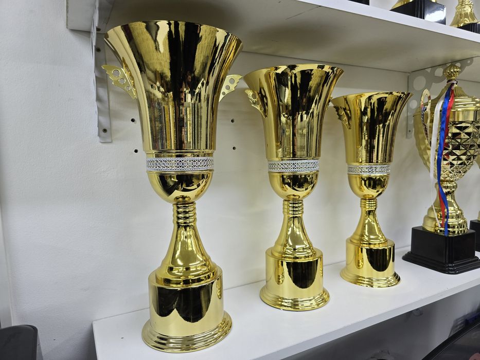 Кубки. Кубок. Есть всё для награды.