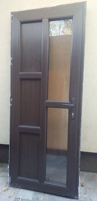 Ușa de exterior din termopan