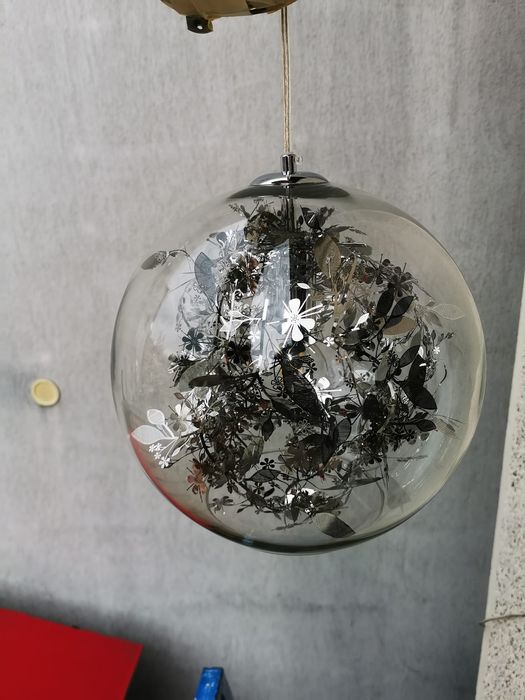 Vând lustra glob de sticla circa 30cm diametru model deosebit