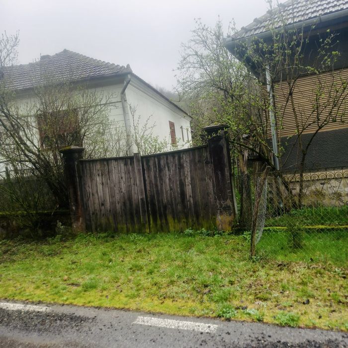 Casă și teren de vânzare