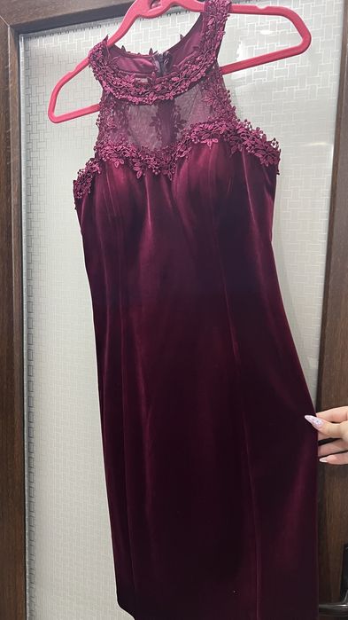 Rochie de catifea burgundi si dantela