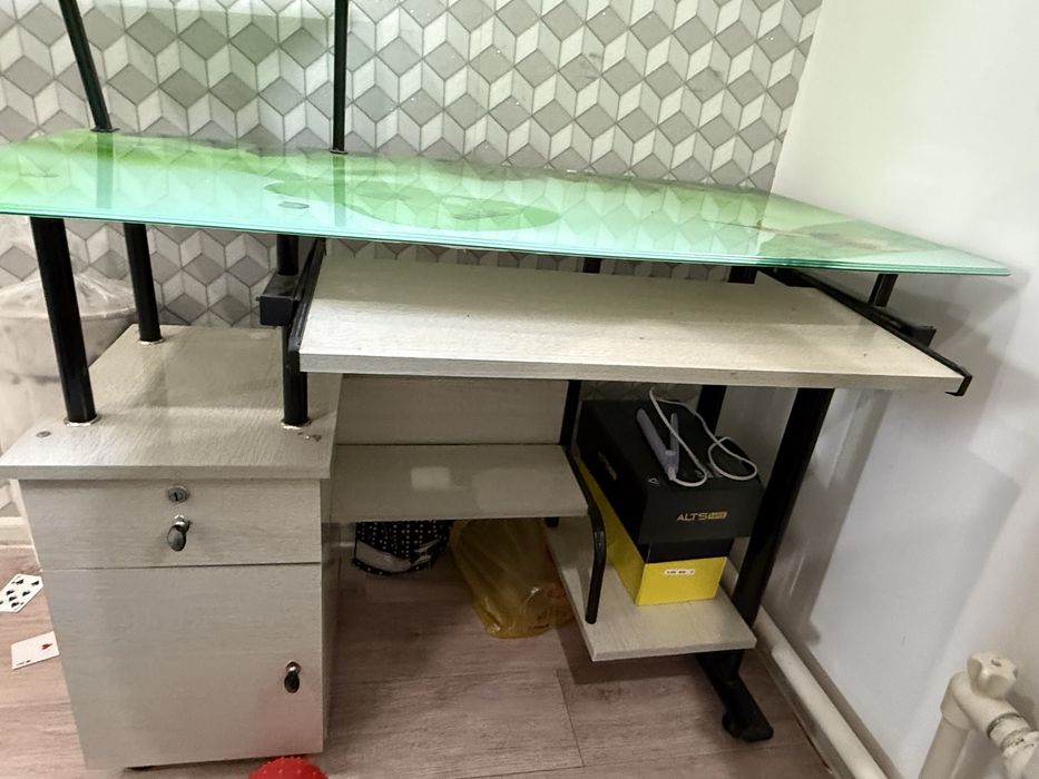 Продам компьютерный стол