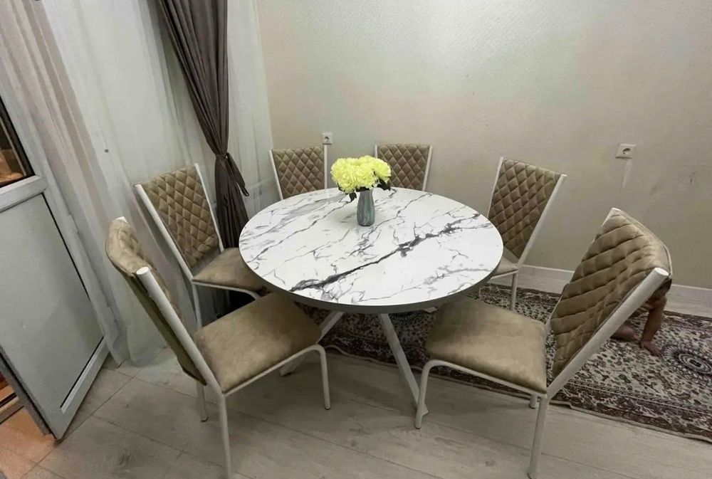 Продам круглый стол со стульями до кухни