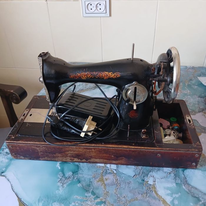 Продам швейную машину