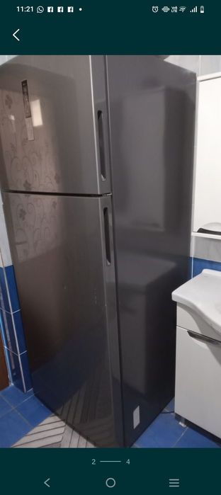 Холодильник очень большой вместительный