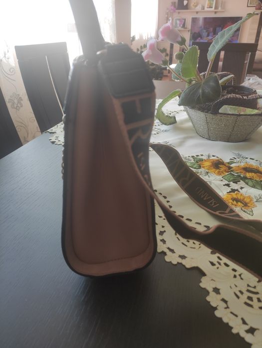 Дамска чанта в черно и бежово.