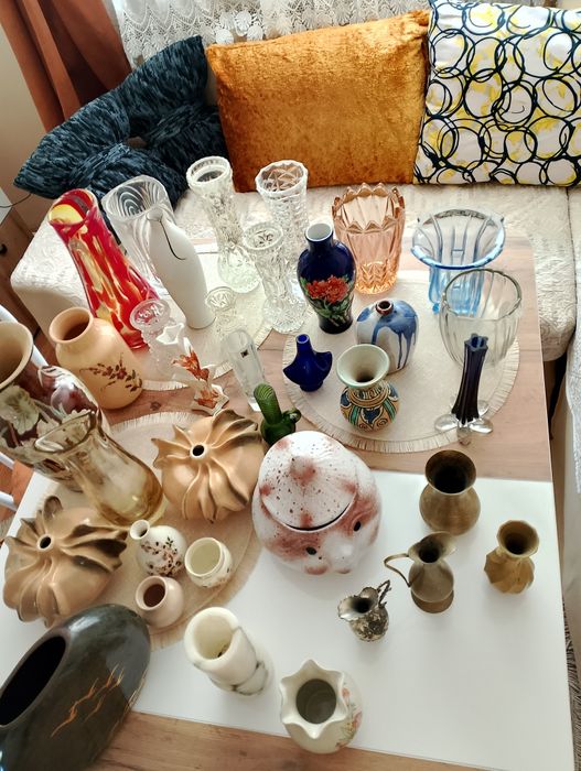 Различни видове стари-ретро вази,чаши