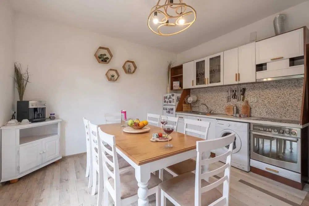 Продавам трапезна маса