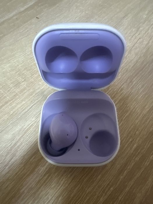 наушники Galaxy Buds 2 левая часть с кейсом
