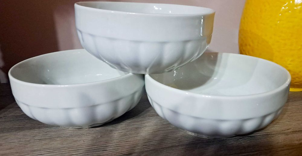 Ретро бели купи и чинии