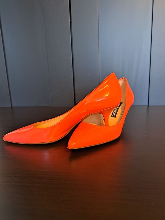 Pantofi Rococo Barroco din lac corai, toc mic elegant