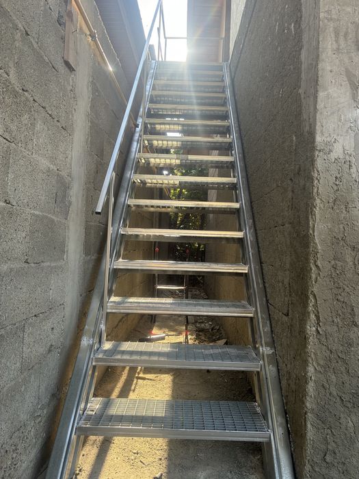 Scară metalică galvanizată, rezistentă, ideală pentru orice tip de acces. Oferim livrare la nivel național. Pentru detalii suplimentare, vă rugăm să