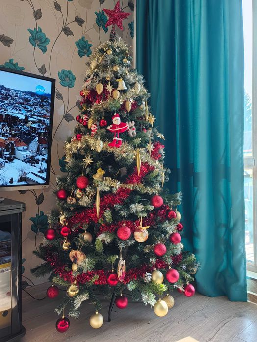 Коледна елха, 180 х 105, С играчки към нея