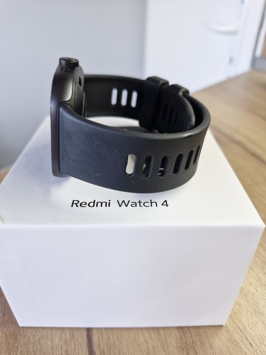 Смарт часовник Xiaomi Watch 4