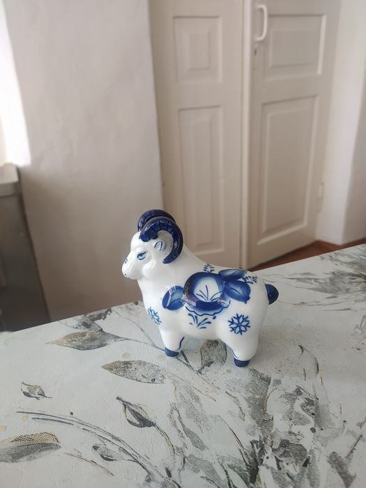 Фарфоровый козлик