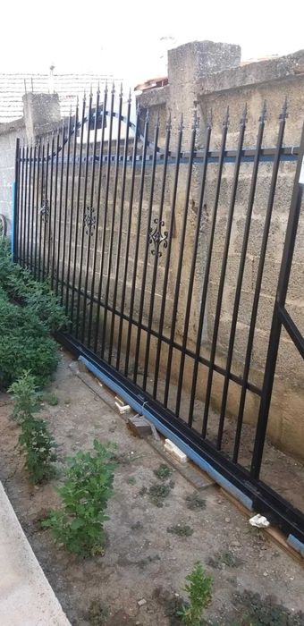 Плъзгаща оградна врата