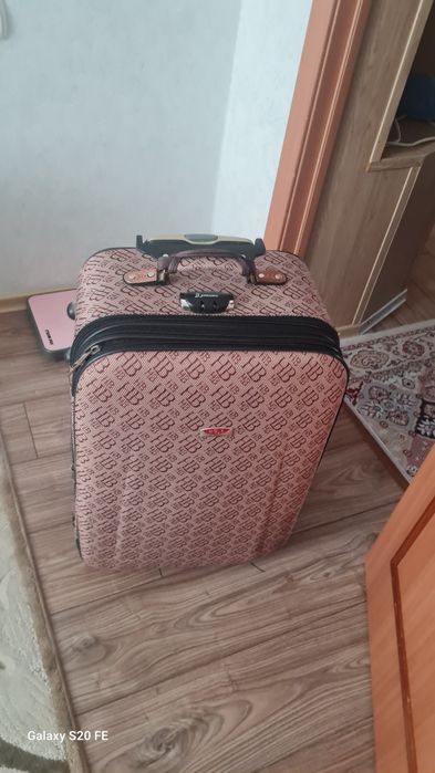 Продам два чемоданы