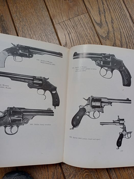 Каталог за оръжия - минало и настояще , Ярослав Лугс