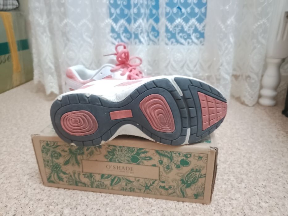 Кроссовки женские