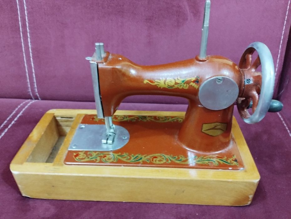 Стара мини шевна машина