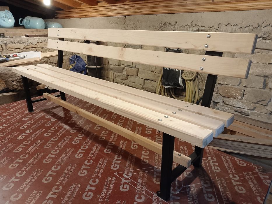 Пейка от прахово боядисан метален профил и иглолистна дървесина.