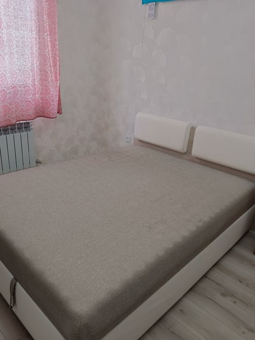 Спальная двухсестная кровать , снизу есть полость для складывания  вещ