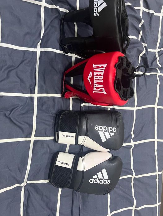 Боксерские шлемы и перчатки