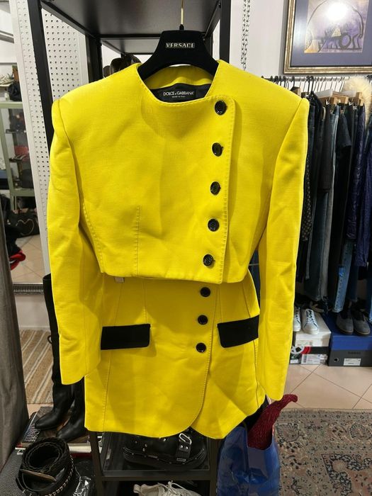 Dolce & Gabbana жълт костюм – сако и пола
Размер: S