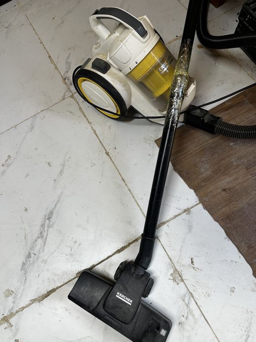 Пылесос Karcher в рабочем состоянии.