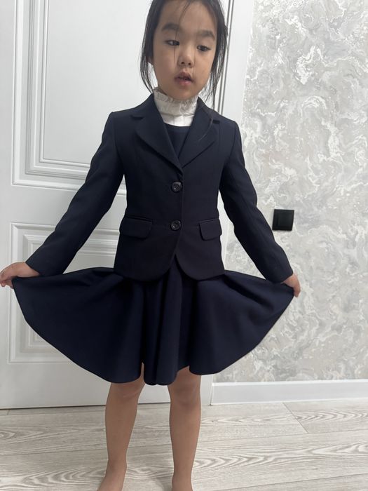 Продам школьную форму на девочку 5-7 лет