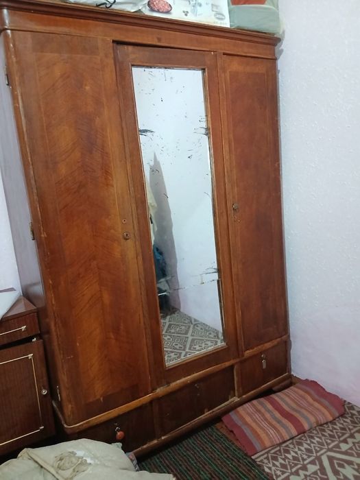 Продаётся шкаф старый но прочный в хорошем состояние