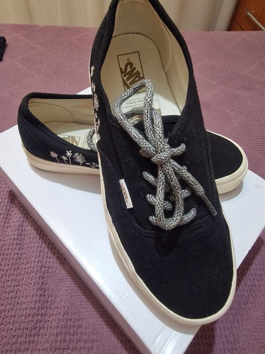Vans Authentic negri, cu broderie florală albă