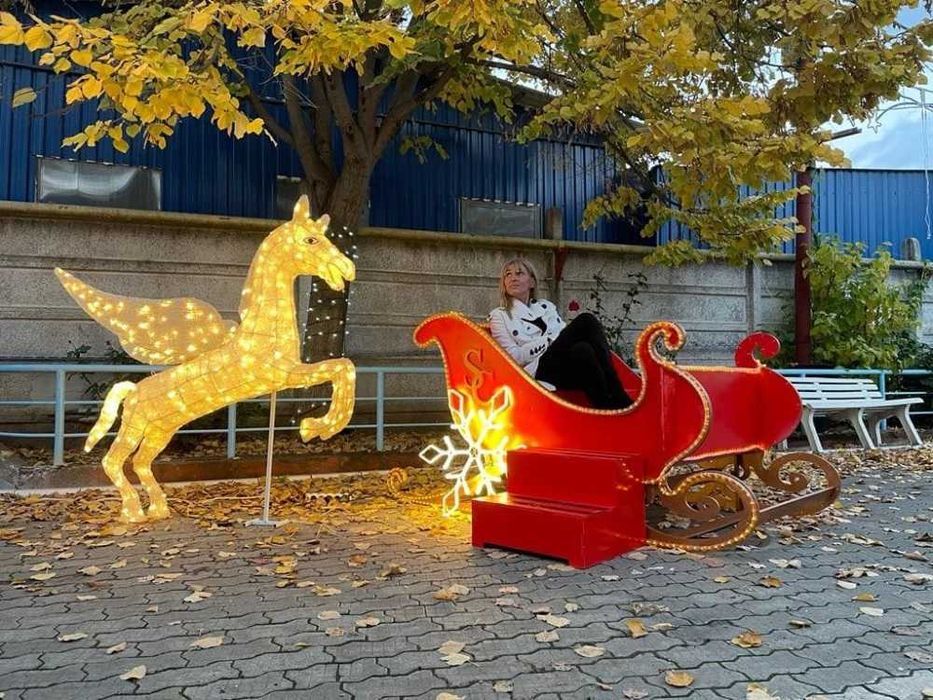 Sanie luminoasa cu reni de exterior, iluminat festiv, figurina Craciun