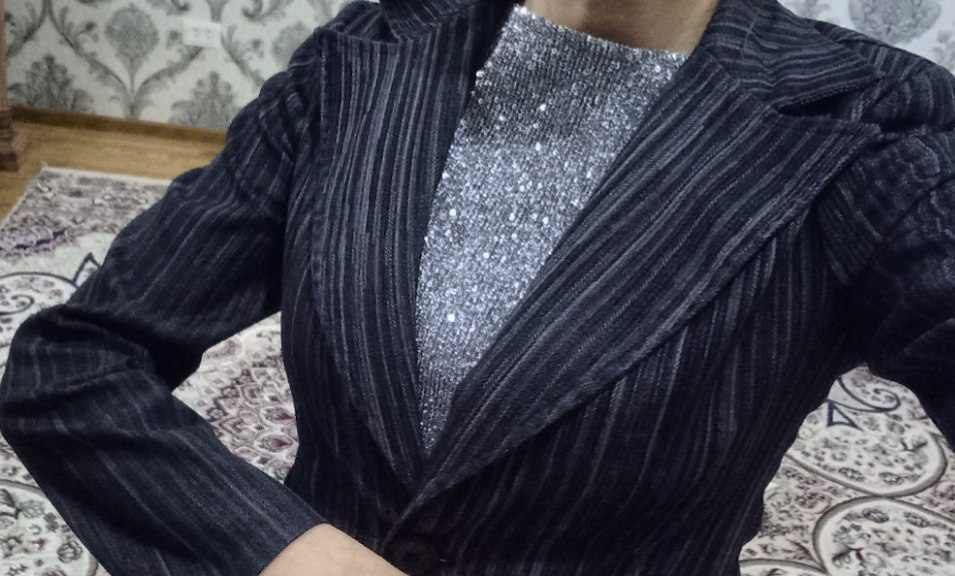 Brendoviy Jensi kostyum sotiladi yengide