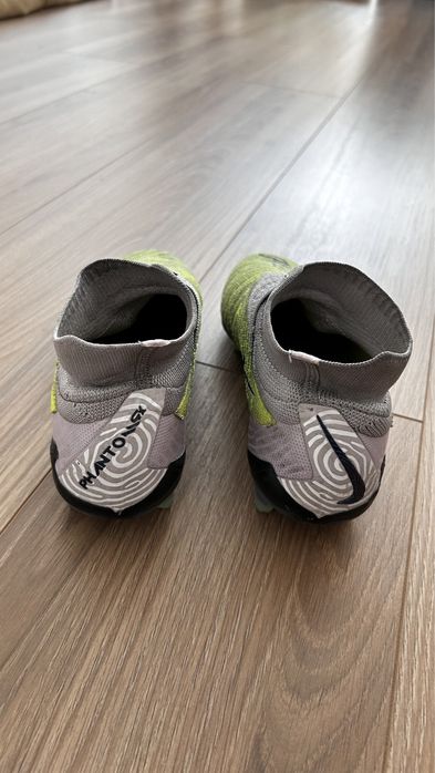 Футбольные бутсы Nike Phantom GX