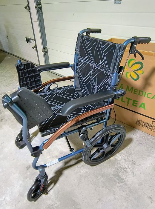 Scaun pliabil nou pt. persoane cu dizabilitati