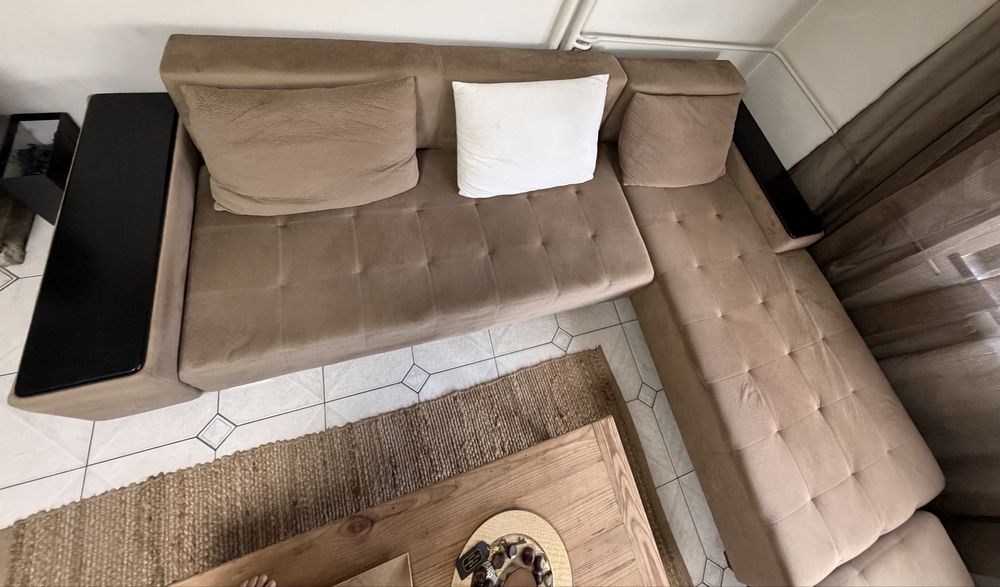 Кадифен диван с дървени подлакътници