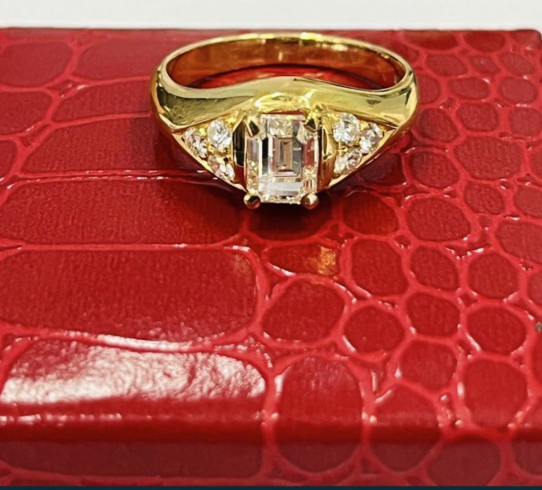 Златен пръстен с натурален диамант форма (Emerald)