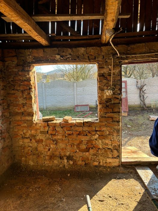 Executam lucrări în domeniul construcțiilor .