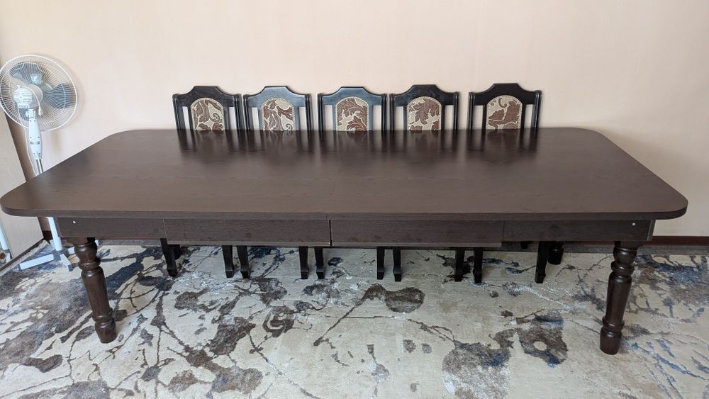 Большой стол со стульями