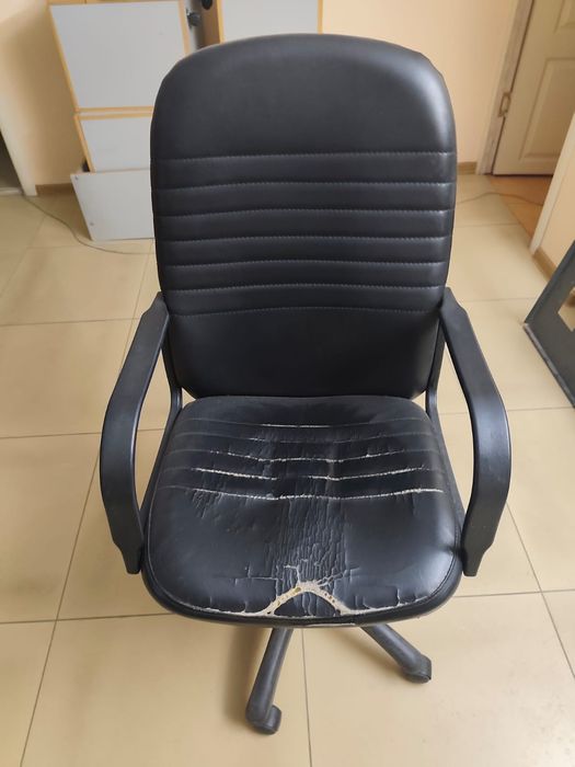 Кресло офисное, полностью рабочее.